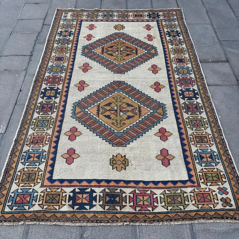 エレガントなベージュ&オレンジのイカットラグ、4.9x7.7フィートのシックな装飾