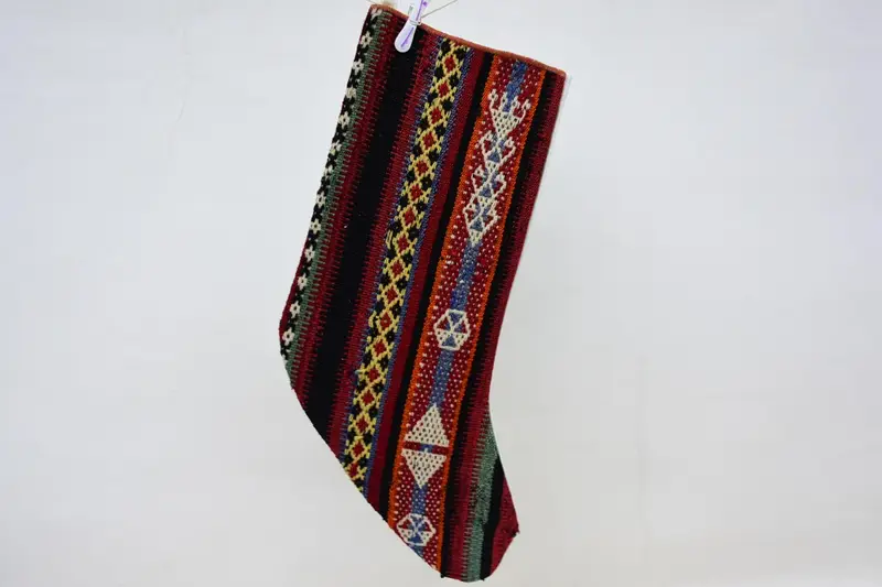 Şenlikli Kırmızı ve Turuncu Noel Süsleri Çorabı, Rahat Tatil Cazibesi