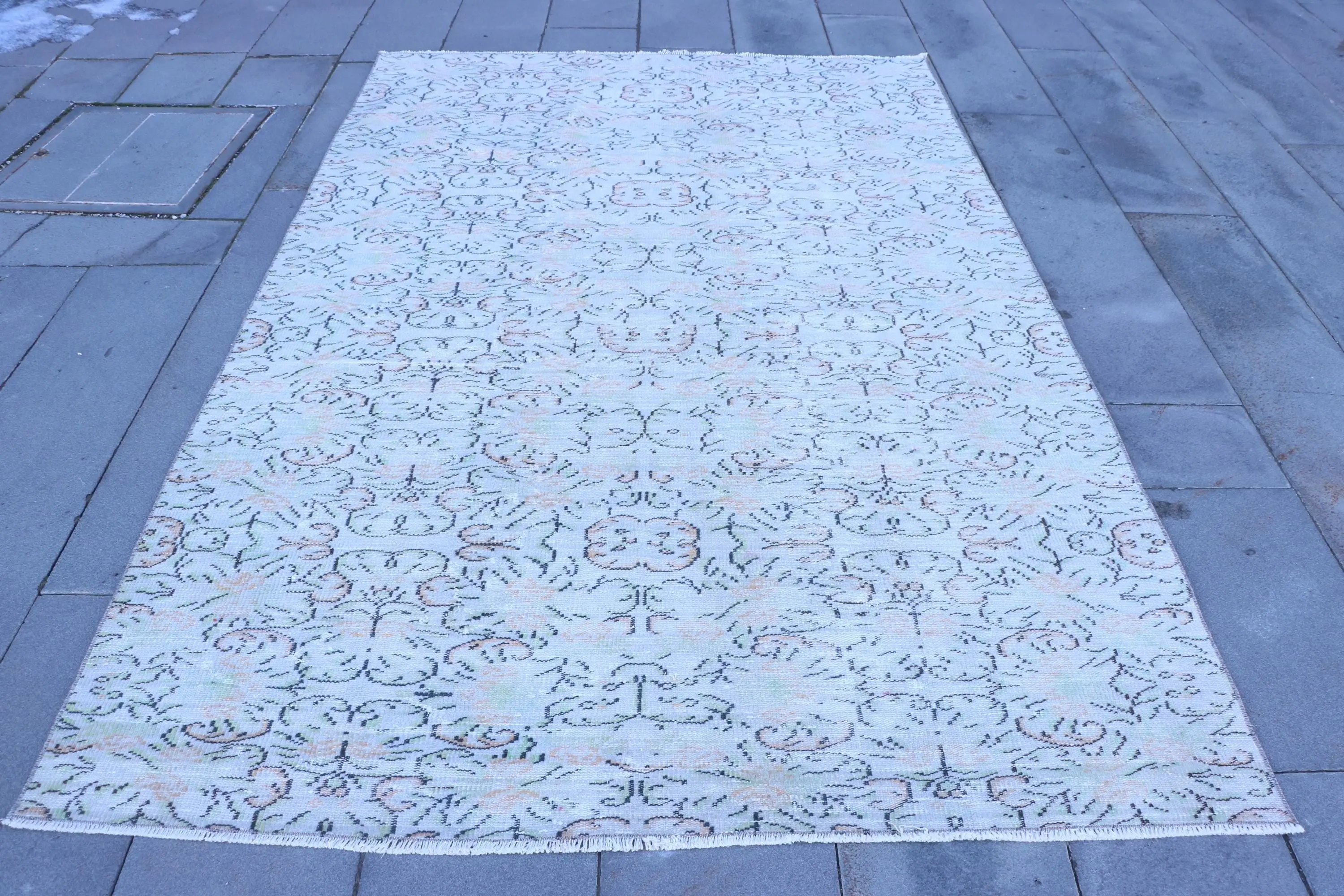 Großer türkischer Vintage-Teppich 5,6 x 8,4 Fuß, weißer Südwestteppich aus Wolle - 1
