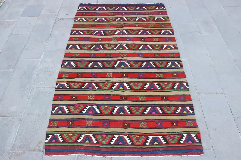 Red Rug, 4,7x8,1 ft Solid Pattern with Brown Accents