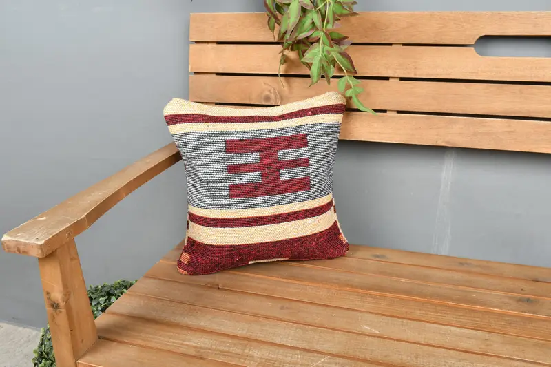 Almohada de lanzamiento bordada beige y roja, almohada Kilim vintage