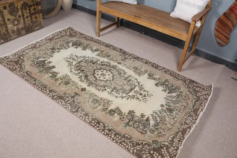 ブラウンベージュのペルシャ絨毯、3.7x6.9フィートのエレガントな装飾