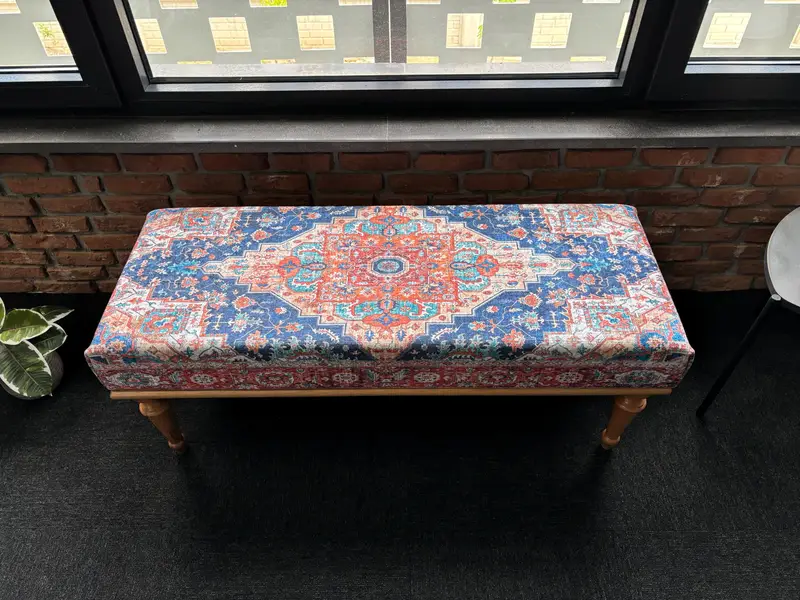 モジュラーブルー＆レッドキリムオットマン、ウールブレンド生地オットマン