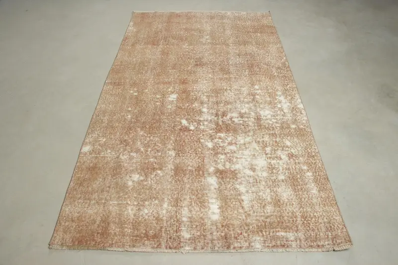 エレガントなブラウンのペルシャ絨毯、4.2x7.5フィートのシックな室内装飾。