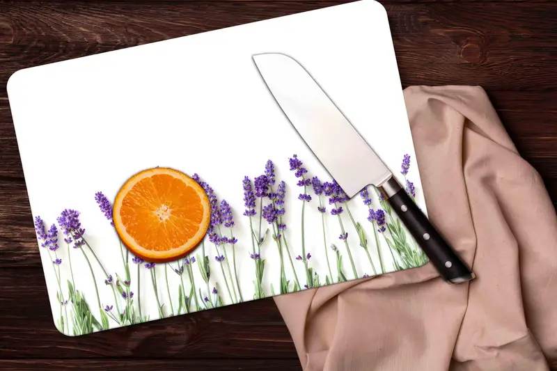 ラベンダーラバー モダンな紫の花のデザインのガラスカッティングボード