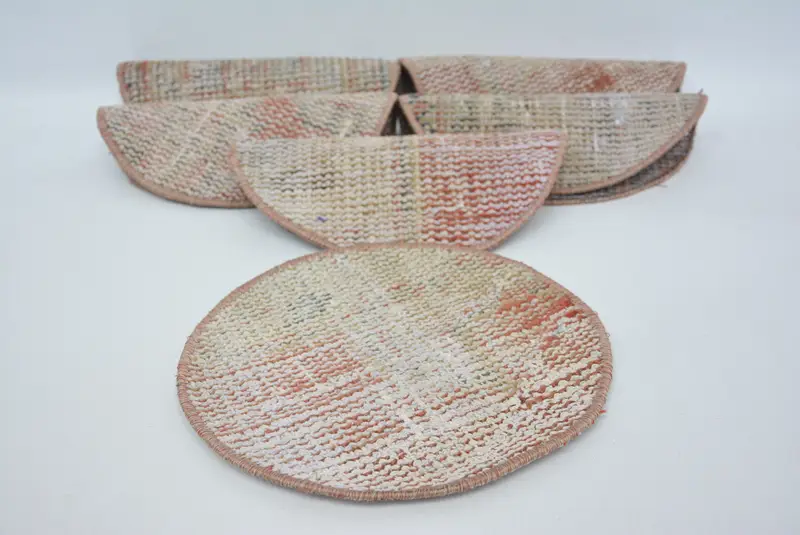 エレガントなベージュ&レッドのプレースマット、プレミアムサークルアンダープレート装飾