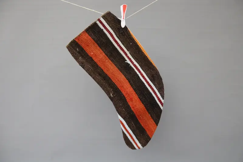 Medias navideñas marrones con adornos blancos, decoración festiva