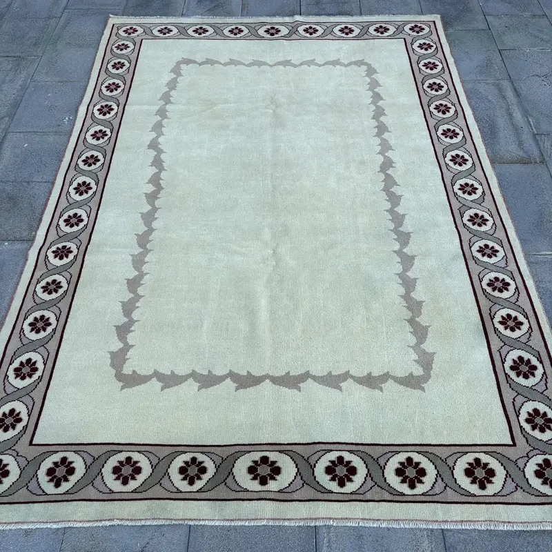 エレガントなベージュのモロッコ風ラグ、5.4x7.7フィート、レッドアクセント付き