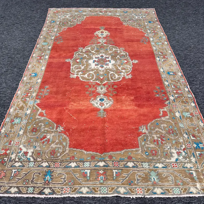 Alfombra abstracta roja, 0,5x9,9 pies con detalles en verde