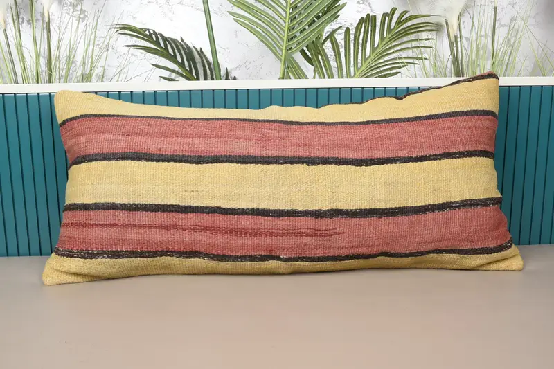 Rot-gelb gestreiftes Kissen, besticktes handgefertigtes Kissen