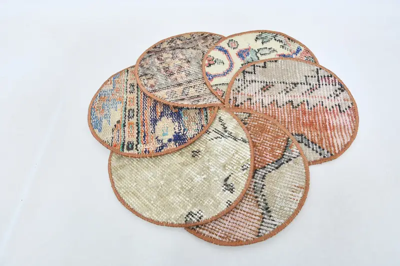 エレガントな赤とブロンズのサークルプレースマット、装飾的なダイニングアクセサリー