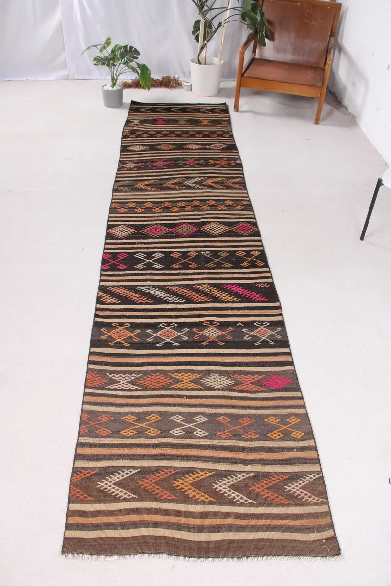 Zarif Siyah ve Pembe Halı, 2,6x11,1 ft Çiçek-Geometrik Tasarım