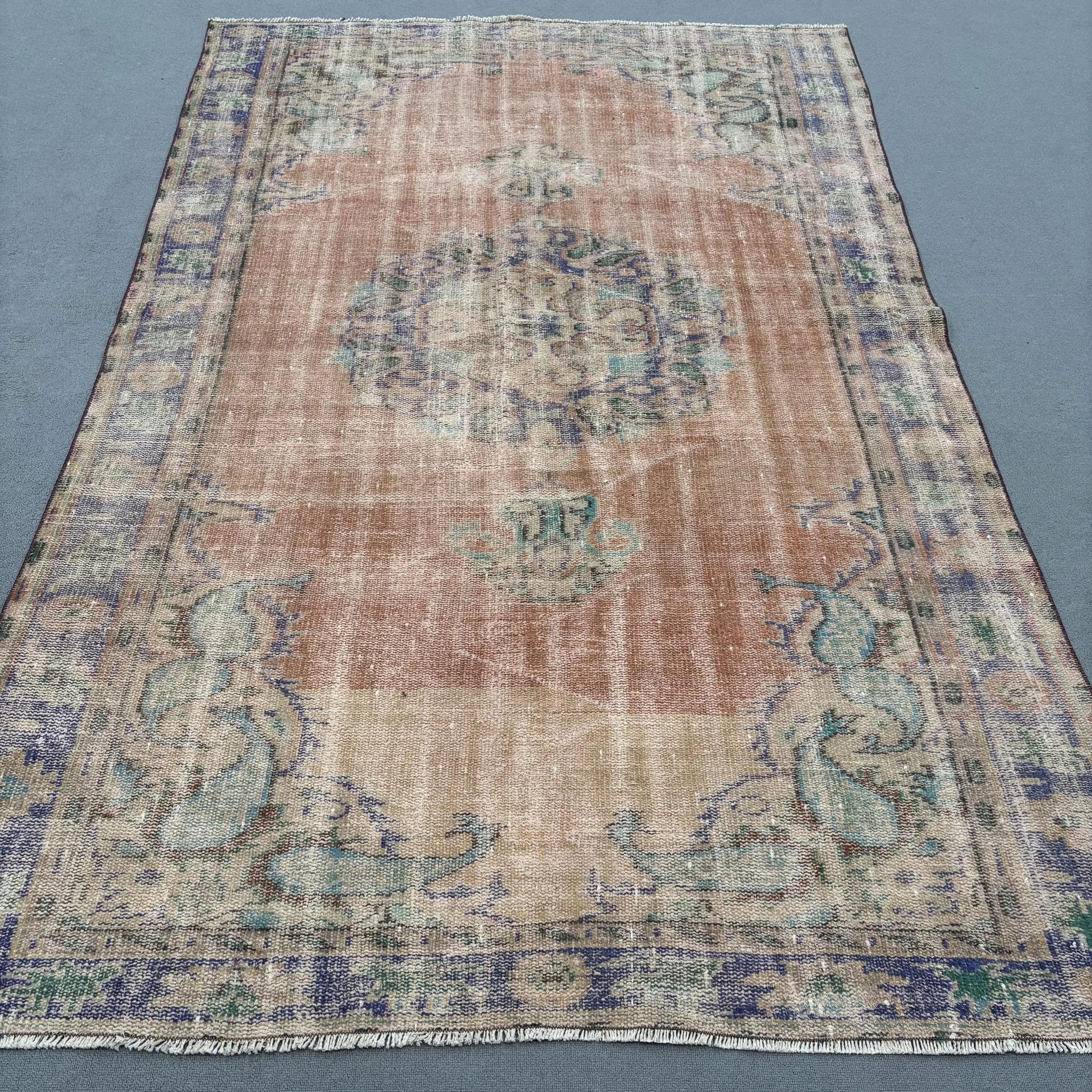 ヴィンテージ トルコ ラグ 5.4x8.3 フィート (165x252 cm)、ブラウン ブルー オンブレ ラグ - 1
