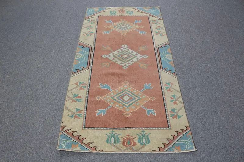 エレガントなベージュのラグ、赤い花柄のアクセント、3x6フィート