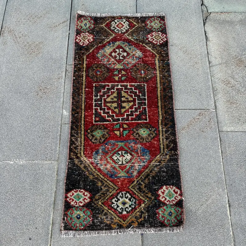 Türkischer Vintage-Teppich 1,4 x 3 Fuß (42 x 90 cm), roter Oushak-Wollteppich - 1