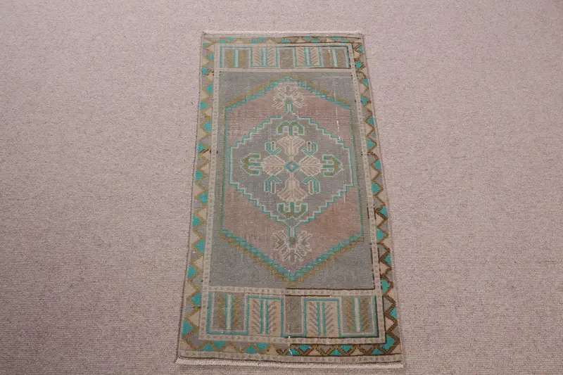 Alfombra Geométrica Verde 4x10m con Motivos Florales