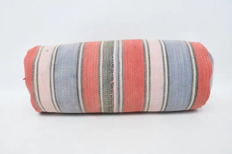 Rot besticktes Wurfkissen mit bronzefarbenen Akzenten, Vintage-Kissen