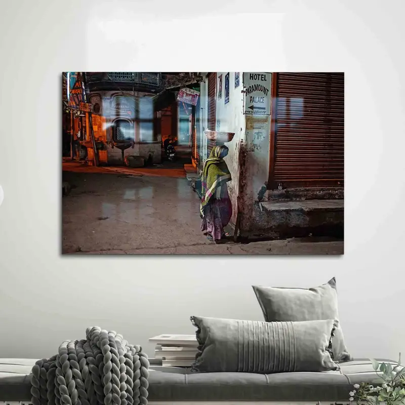 Vidrio impreso: Mujer tradicional con cesta, escena del callejón de la India