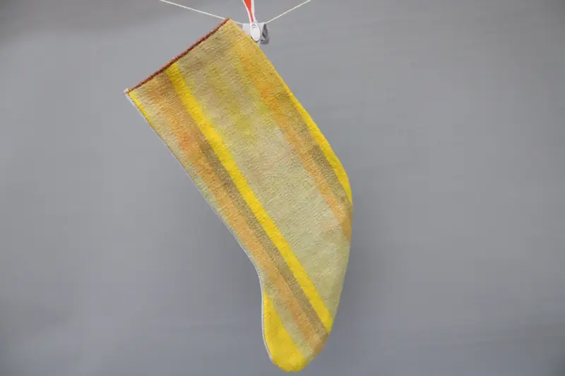 Patrón de adornos navideños festivos, calcetín navideño marrón y gris de 9 pulgadas