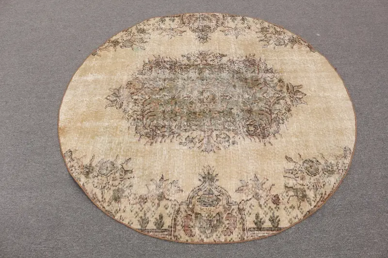 5.2x5.18フィート ベージュラグ、無地パターン、グリーンアクセント