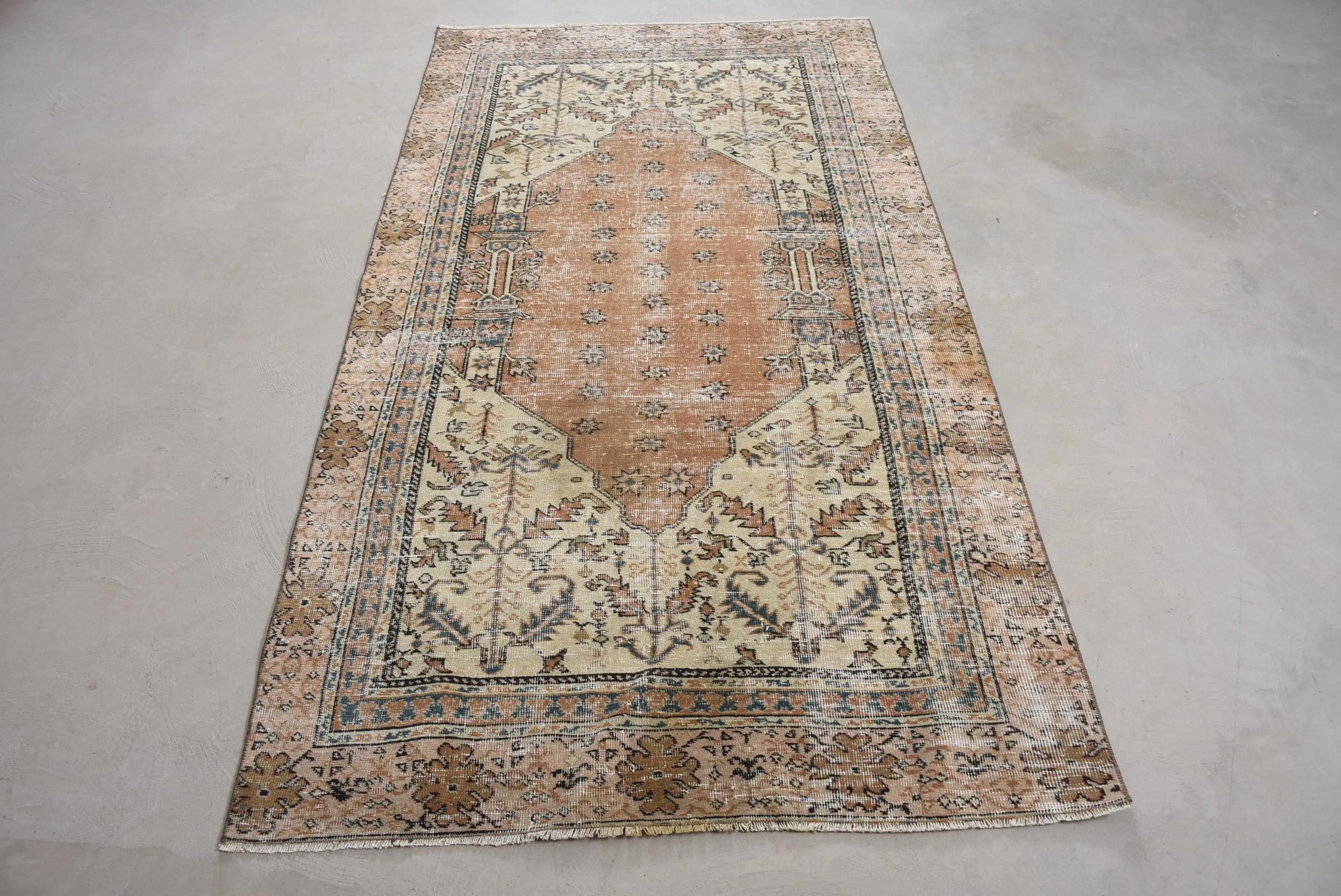 4,2x7,9 ft türkischer Teppich, Vintage-Teppich, braun-blauer Teppich mit Rand - 1