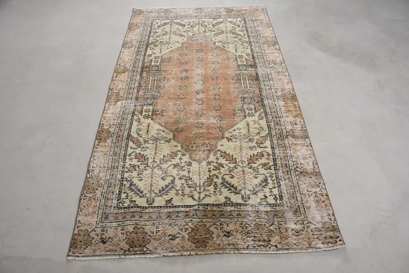 Brauner und grüner Teppich, 4,2 x 7,9 Fuß großes Randdesign