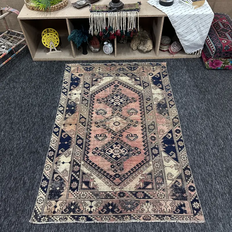 Vintage türkischer Kelim Teppich 3,7x5,6 Fuß, rosa kleiner geometrischer Wollteppich - 1