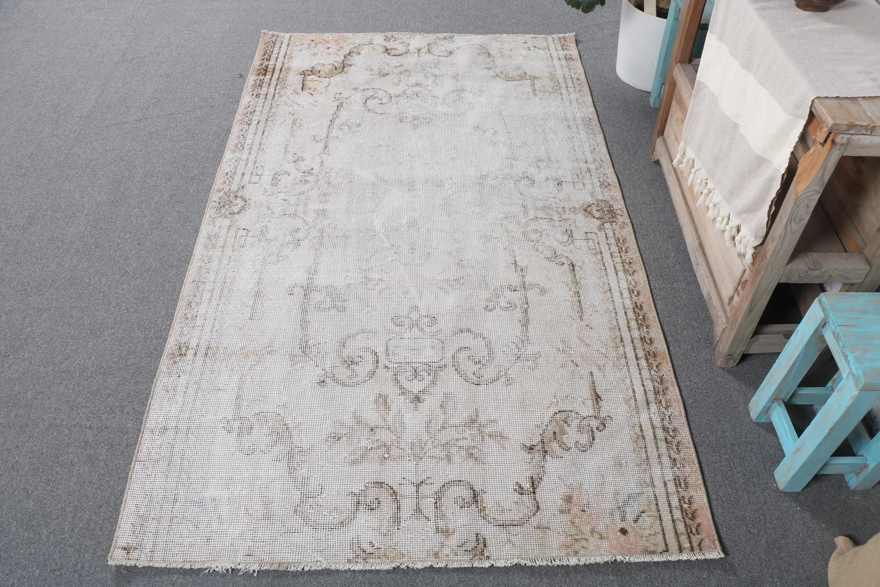 Türk Vintage Vurgulu Halı 3.6x6.1 ft, Beyaz Kahverengi İkat Yün Halı - 1