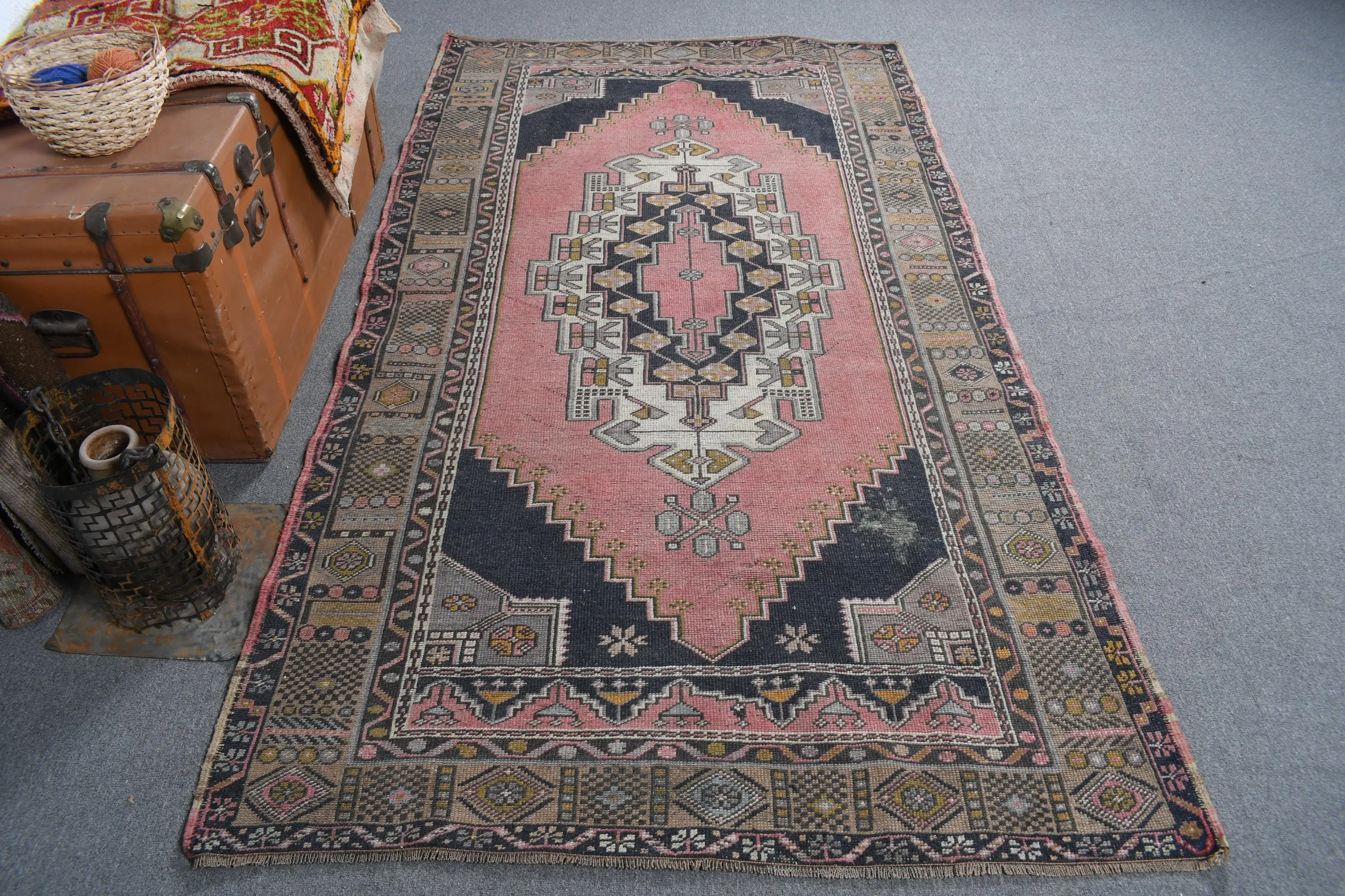 Türkischer 4,4x7,6 ft großer Teppich, Vintage-Teppich, roter Teppich mit Tiermuster - 1