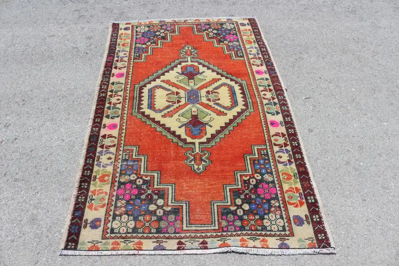 Vintage Türk Vurgulu Halı 3.6x5.9 ft (111x180 cm), Kırmızı Güneybatı Oushak Halı - 1