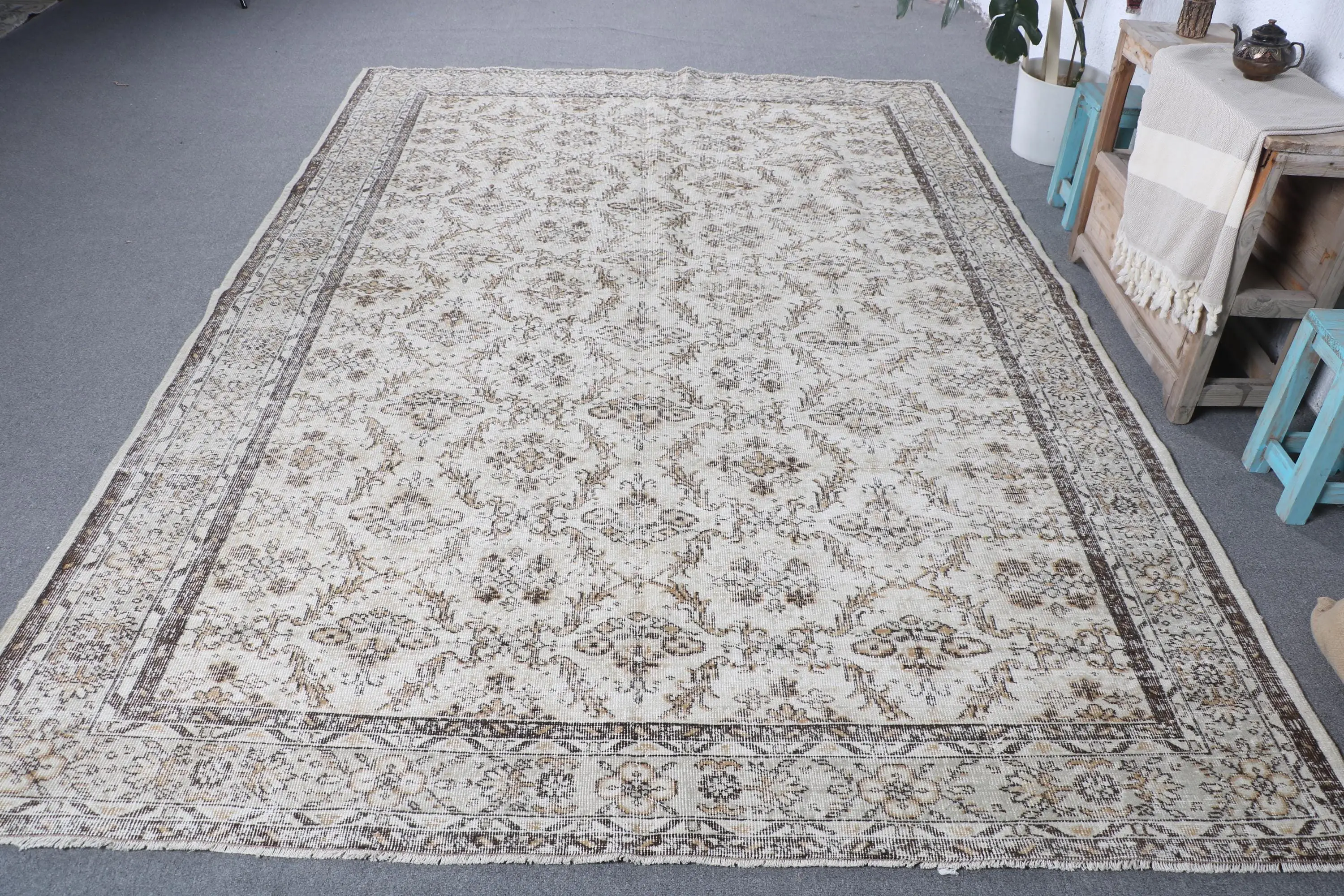 Türkischer Übergröße-Teppich 7x10,2 ft (212x311 cm), weißer Vintage-Wollteppich - 1
