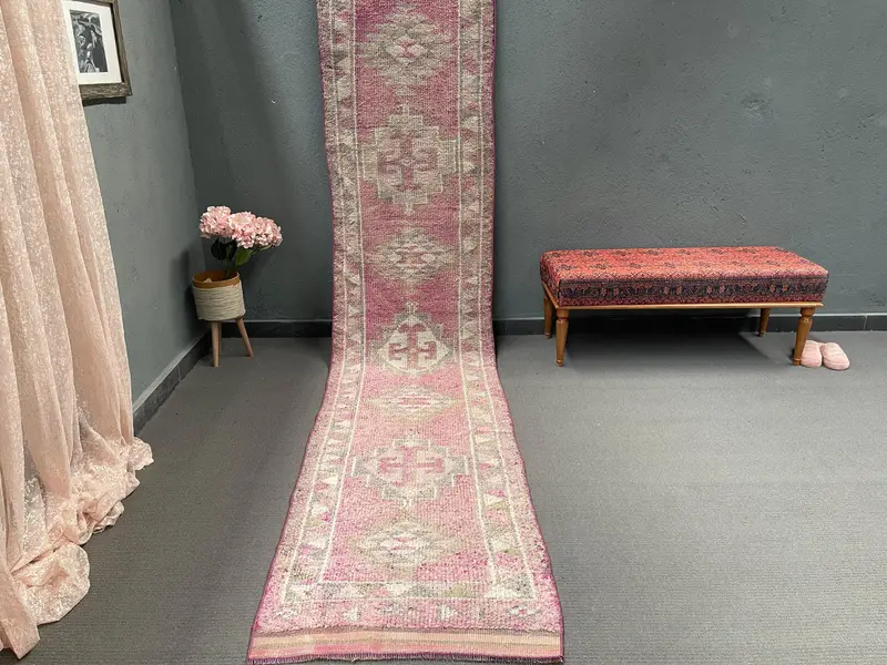 2,6x12 ft türkischer Vintage-Teppich, Läuferteppich, rosa grau umrandeter Wollteppich - 1