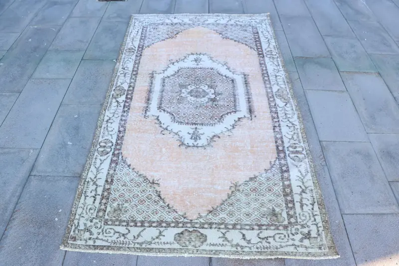 Orangefarbener, brauner Teppich mit Rand, 3,9 x 6,8 Fuß