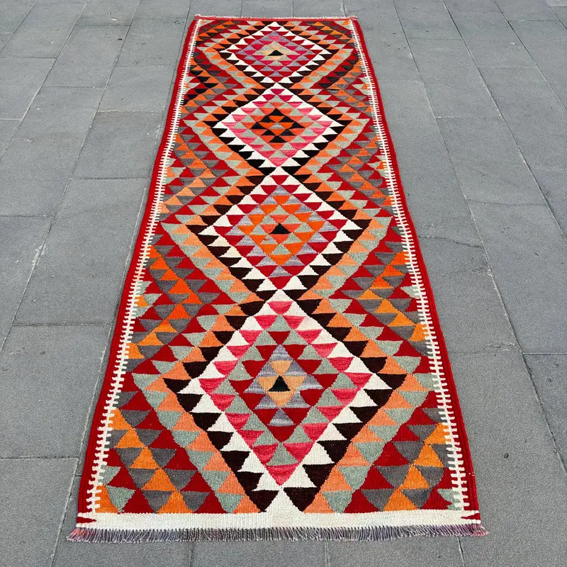 レッド オリエンタル ラグ、3.2x9.4 フィートの鮮やかな装飾