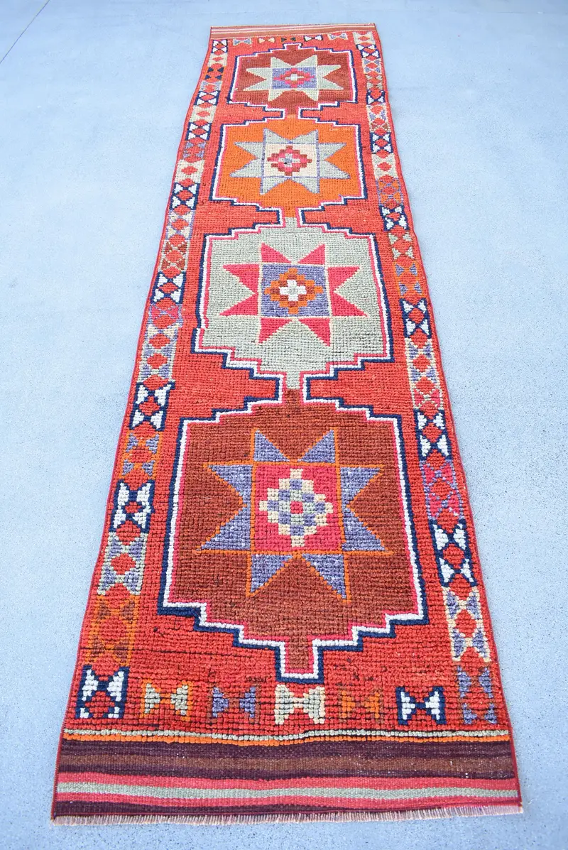 Türk Vintage Halı, 2.7x11.2 ft Herki Halı, Kırmızı Yolluk Çizgili Halı - 1