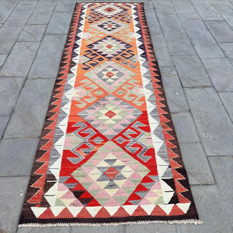 Canlı Turuncu ve Yeşil Halı, 3,3x11,3 ft Puantiyeli Tasarım
