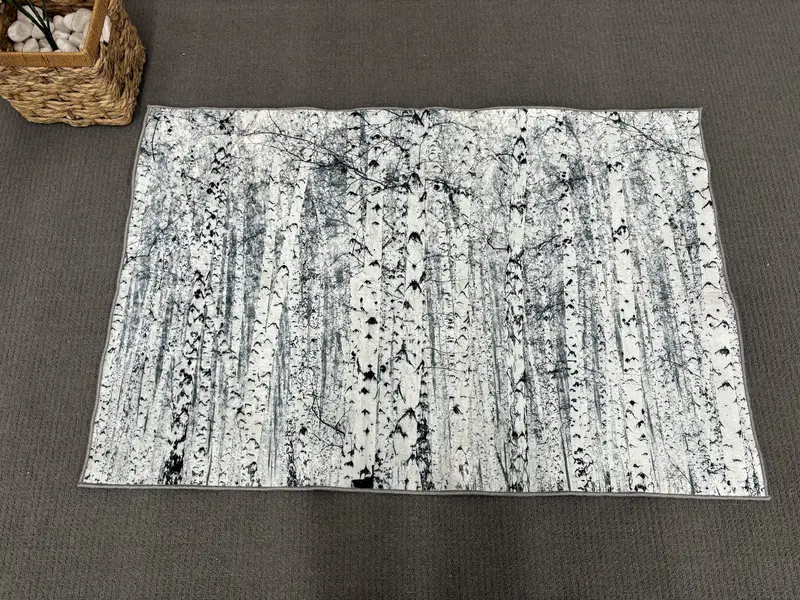 Forest View プリント ラグ: 白黒の白樺の森の風景