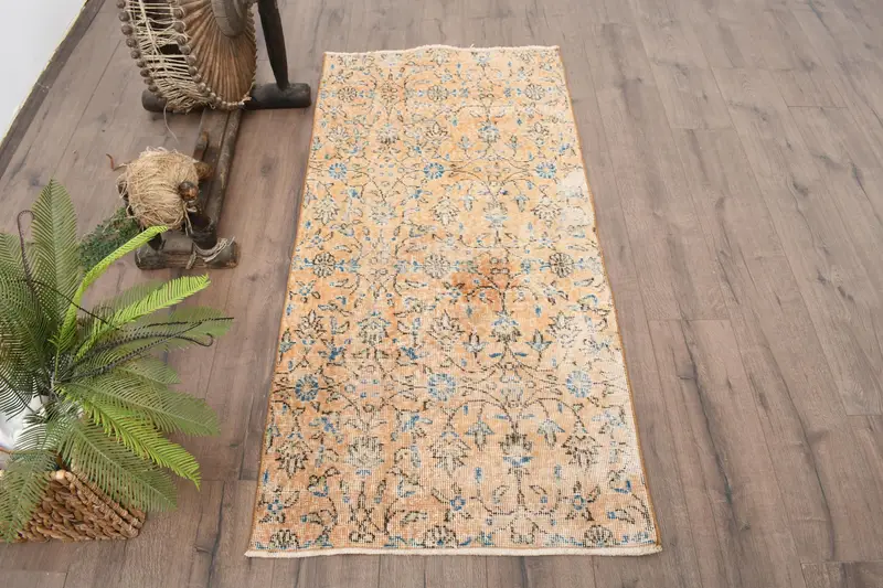 Türkischer Vintage-Teppich, kleiner 74 x 153 cm großer Teppich, gelber Ikat-Wollteppich - 1