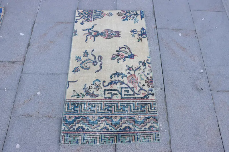 Beigefarbener Südwestteppich, 1,8 x 3,3 Fuß mit blauen Akzenten