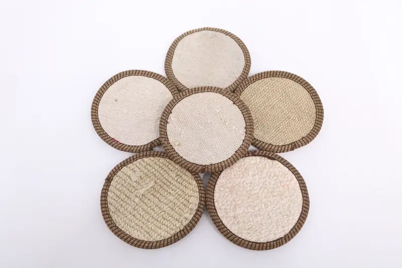 Böhmischer runder Untersetzer, weißer und beiger Kelim-Untersetzer