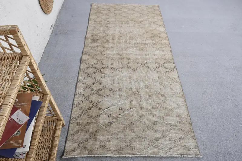 Elegant Beige Rug, 2.9x6.5 ft Abstract Design