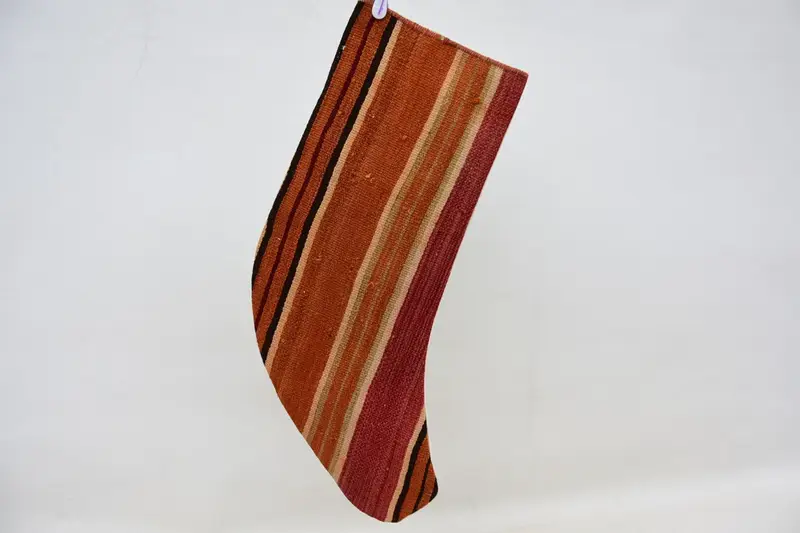 Festlicher Weihnachtsstrumpf in Rot und Orange, dekorative Weihnachtsdekoration