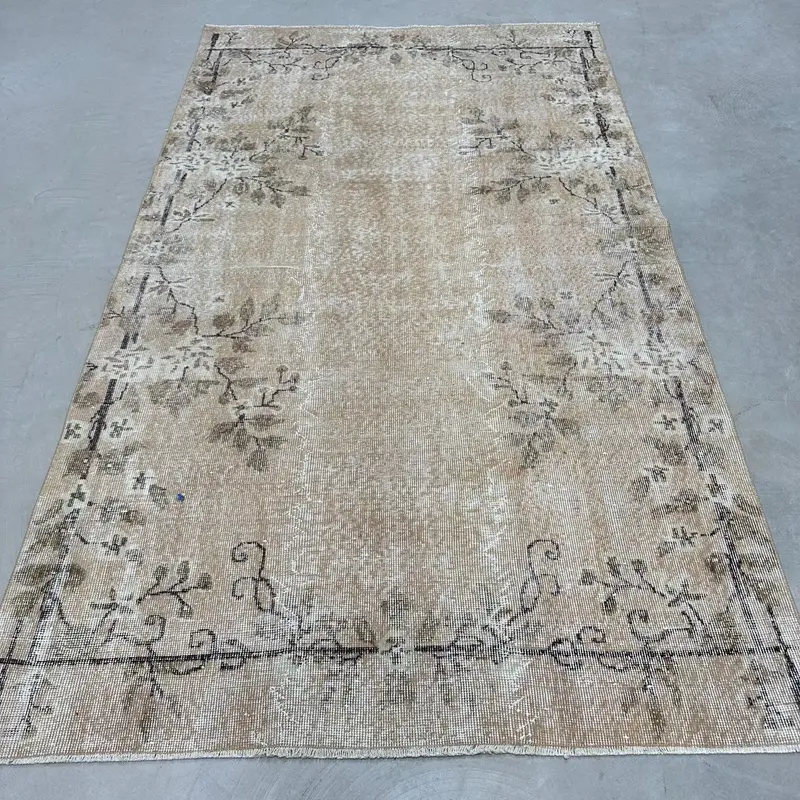 Elegante alfombra beige y marrón, diseño abstracto de 4,7x8 pies