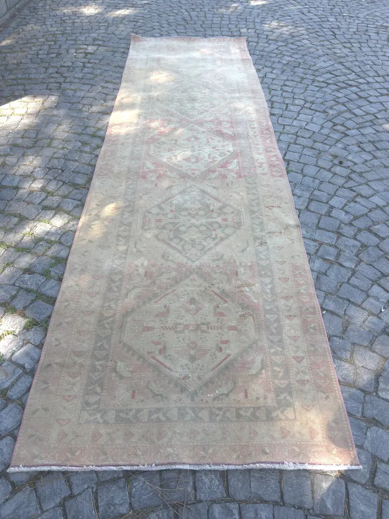 Eleganter beigefarbener Orientteppich, 3,5x2,4 Fuß mit rosa Akzenten