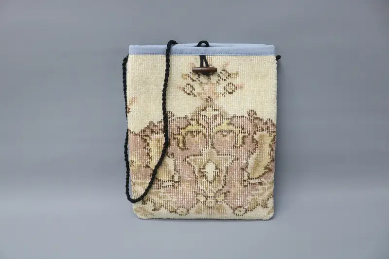 調節可能なストラップ付きキリムバッグ、ヴィンテージモチーフのウールクロスボディバッグ