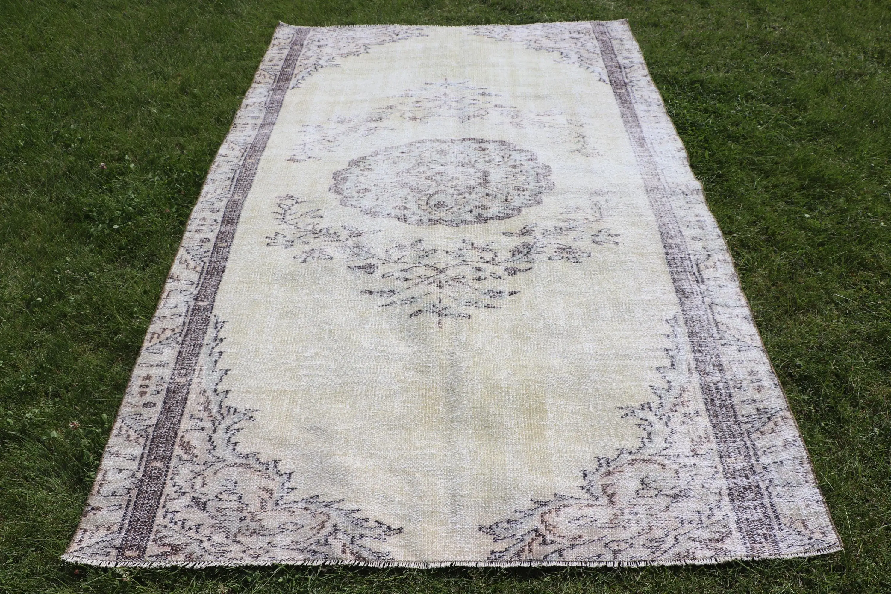 Türkischer Vintage-Teppich, 4,9 x 7,7 Fuß großer Teppich, weiß-grauer Polka-Dot-Teppich - 1