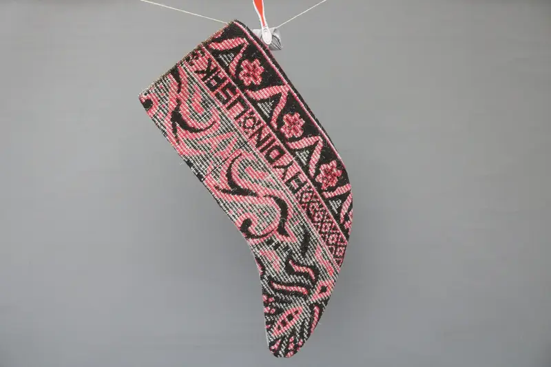 Medias festivas de adorno navideño rosa y negro de 9 pulgadas, medias navideñas