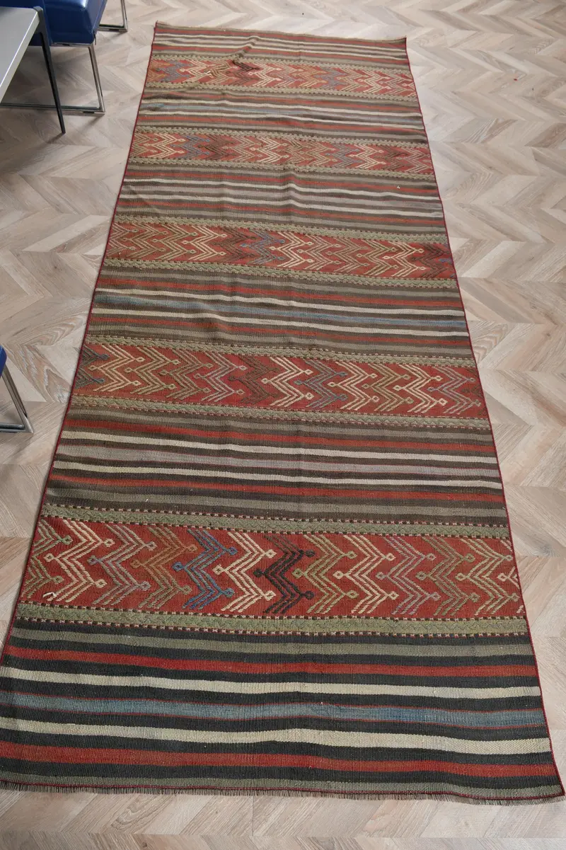 Eleganter grüner Teppich, 3,7 x 9,9 Fuß mit violetten Akzenten