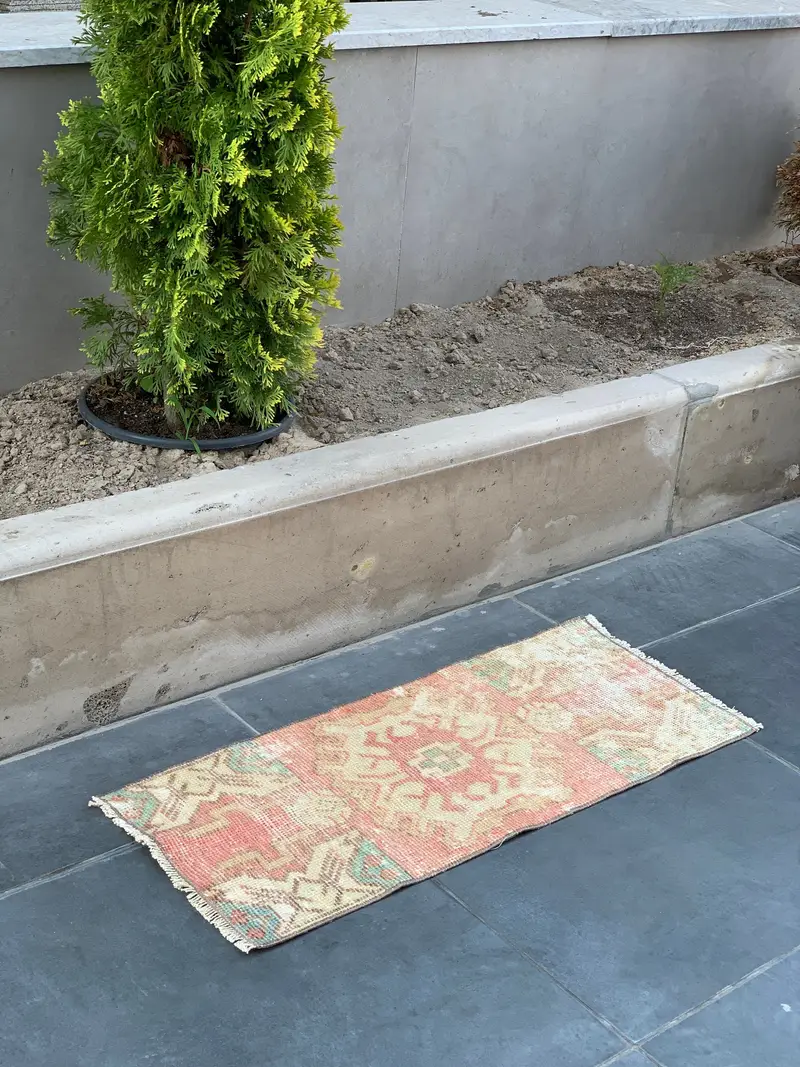 Alfombra turca vintage pequeña de lana oriental de 1,2x3 pies, roja y azul - 1