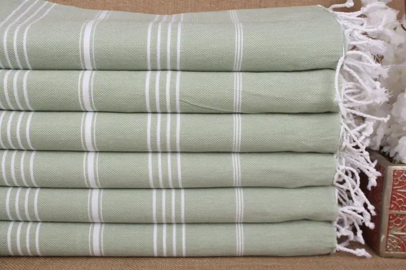 Toalla de playa Monograma de algodón turco, color verde caqui claro, 40 x 71 pulgadas